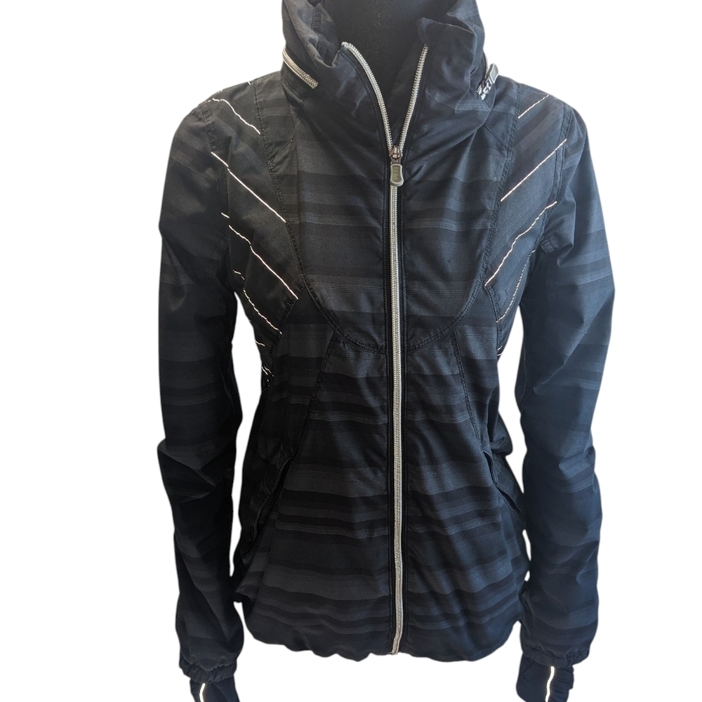 Lululemon Rare Run Hustle Black Jacket Micro Reflective Strip Hood Size 4 - Picture 2 of 16
